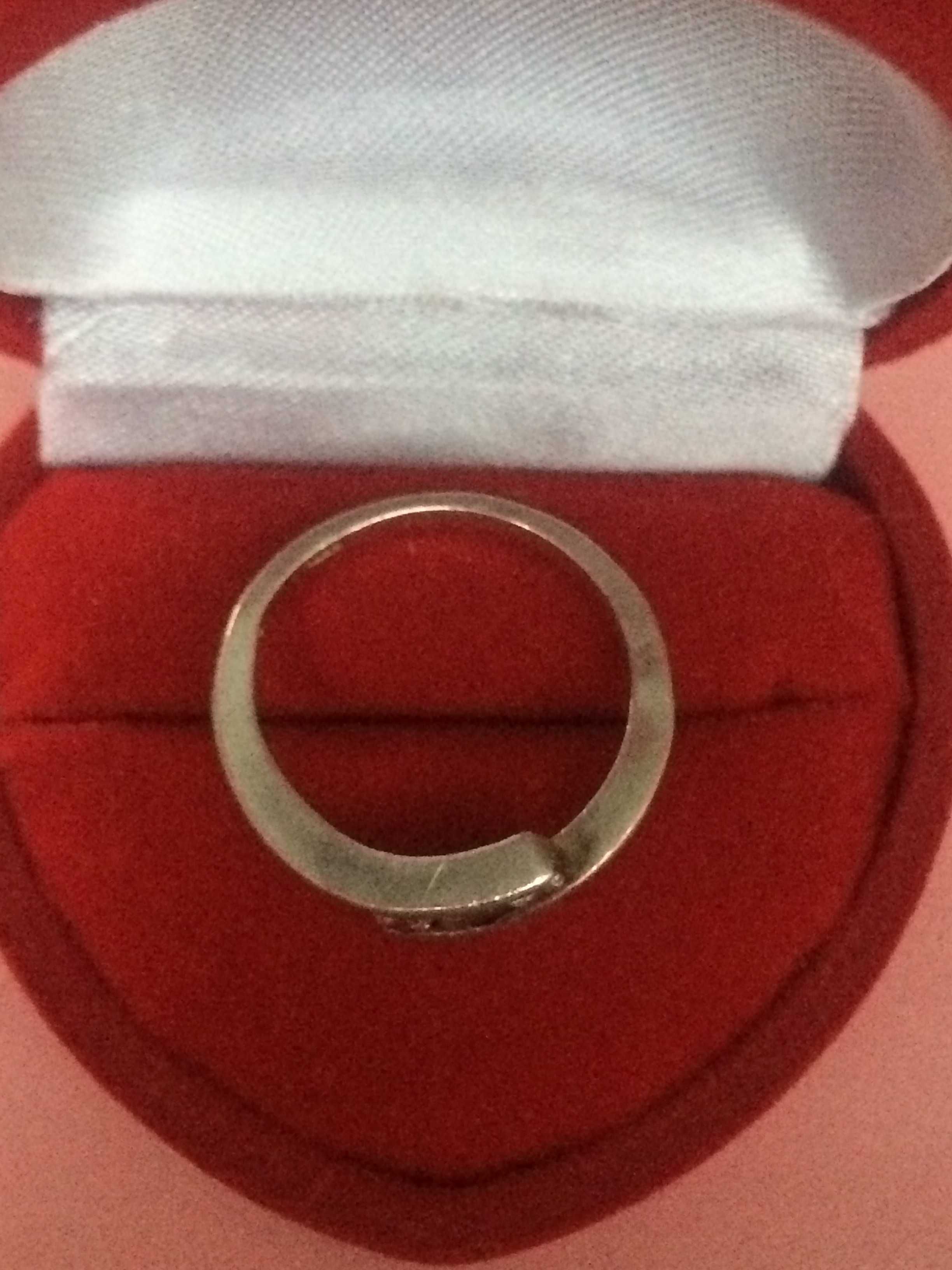 Srebrny pierścionek z trzema cyrkoniami