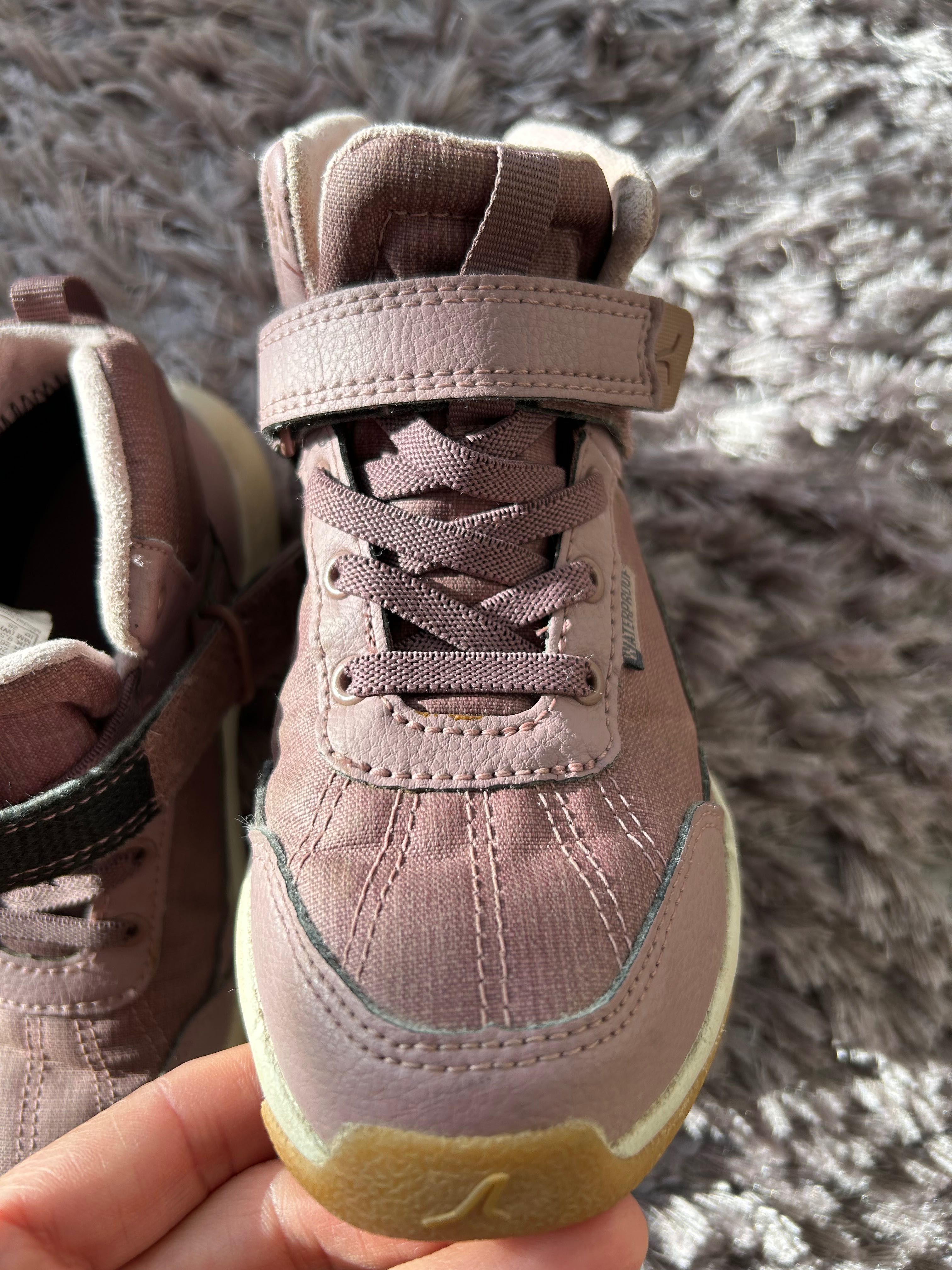 Botins impermeáveis de menina
