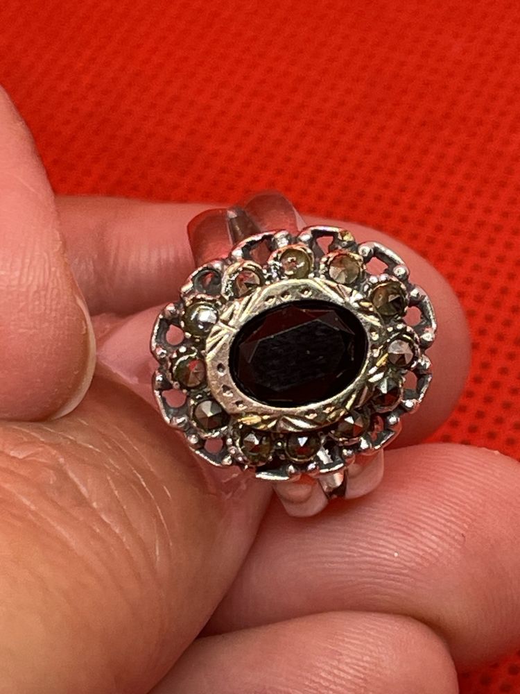 Anel prata com pedra preta e apontamentos a ouro