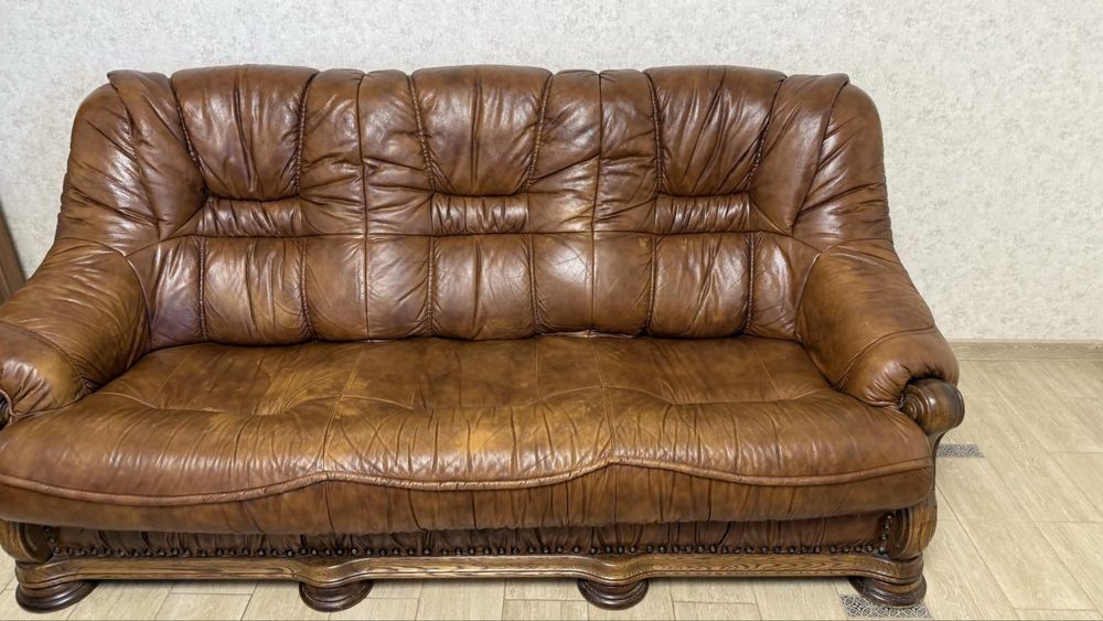 Шкіряний диван та два крісла. Стан задовільний, для офісу/дому. торг