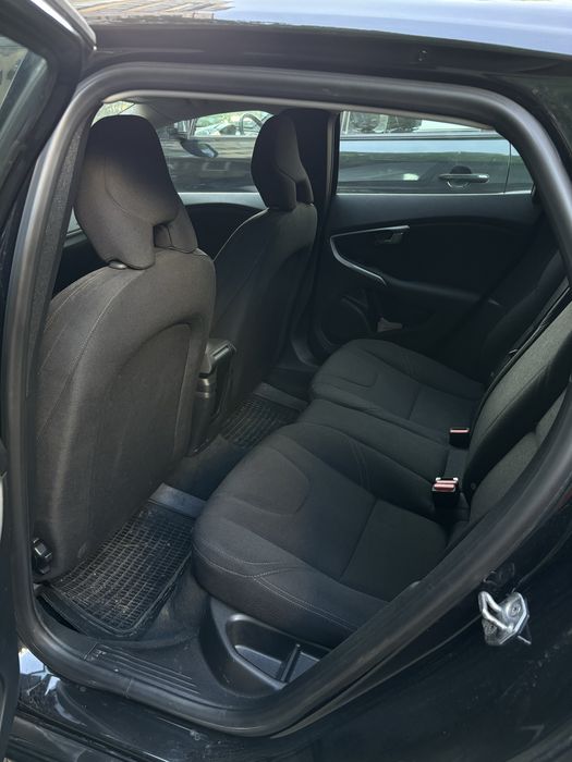 Чорний Volvo V40