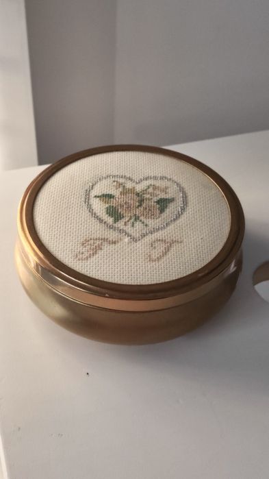 Vintage reuge pozytywka szwajcarska pudełko na biżuterię haft mosiądz