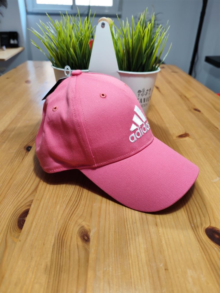 Boné adidas original ajustavel em tamanho novo ler anúncio