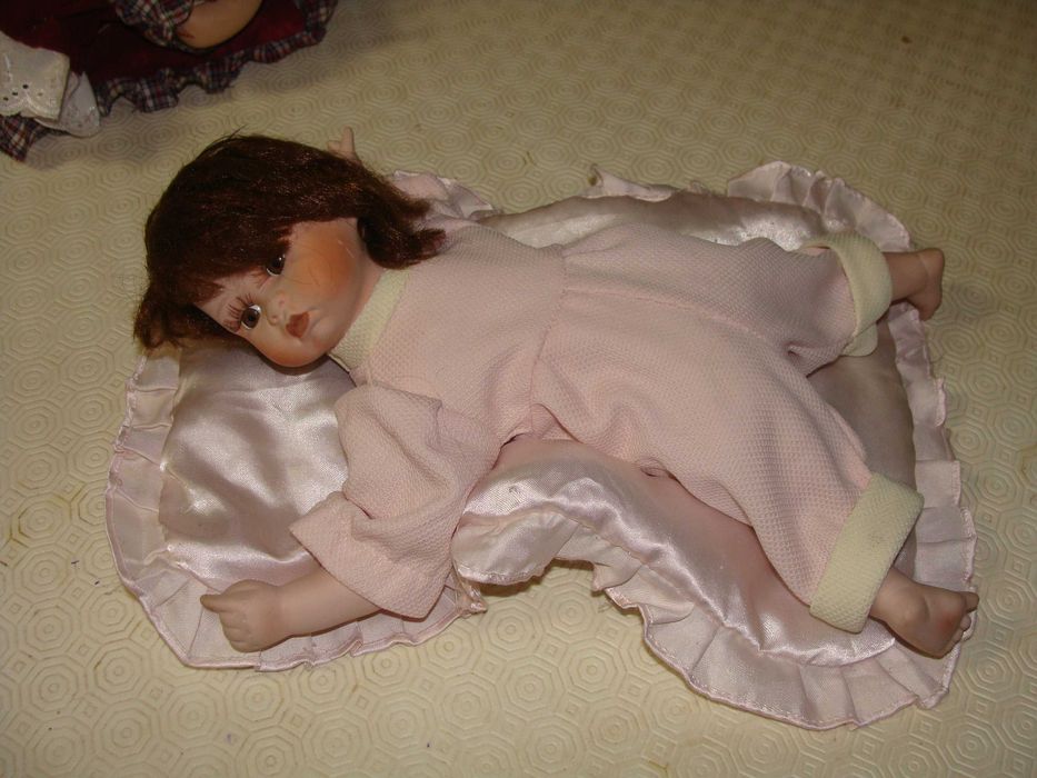 2 Bonecas de Porcelana Deitadas