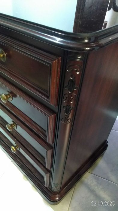 Escrivaninha em madeira trabalhada