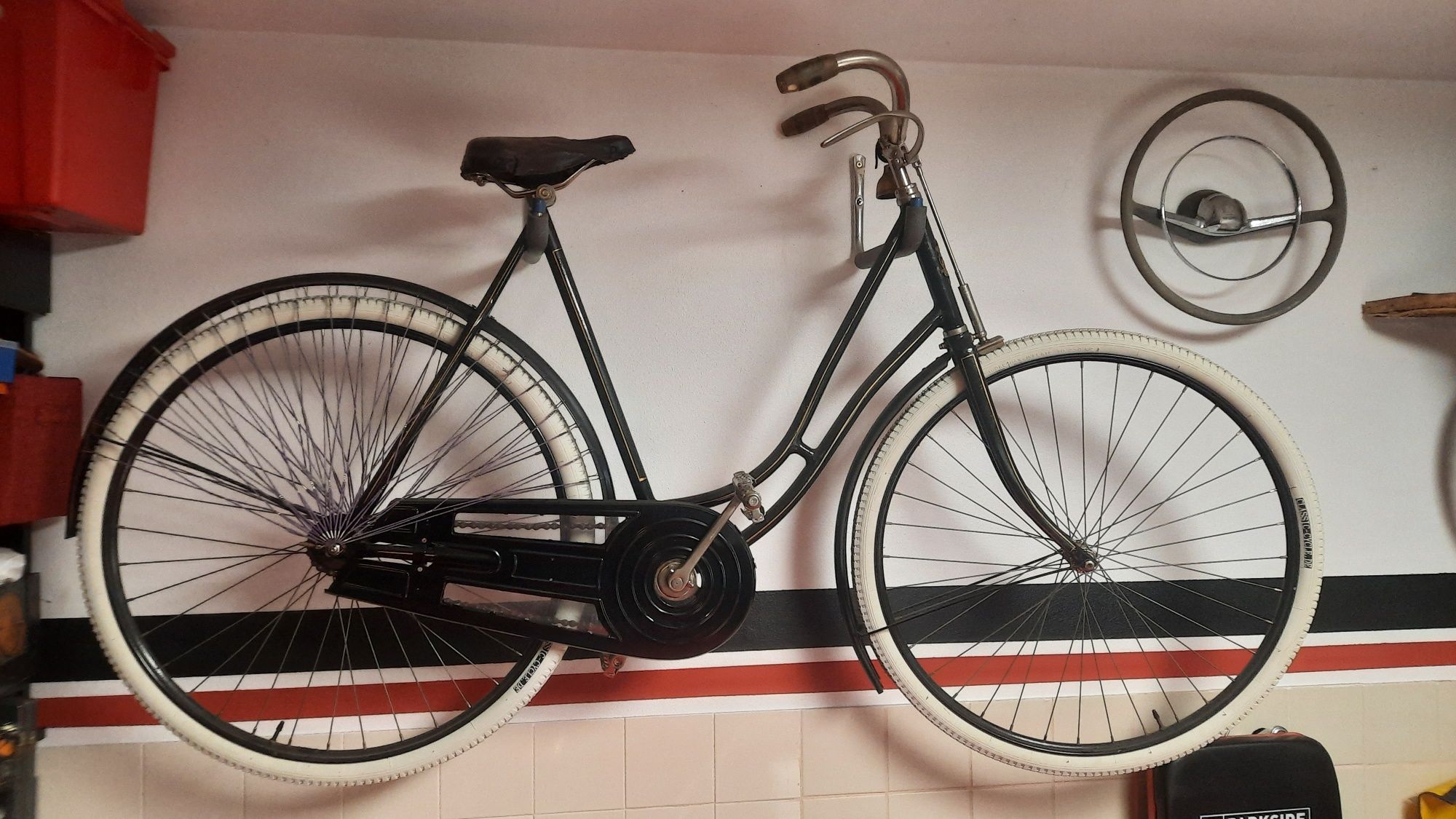 Bicicleta antiga de senhora Peugeot com mais de 100 anos