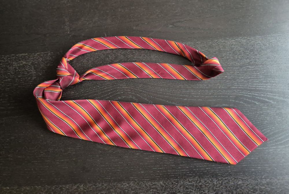 Krawat męski bordowy w paski pomarańczowe