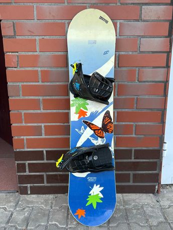 Deska snowboardowa z wiązaniami