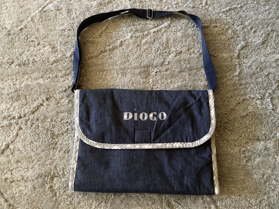 Muda fraldas impecavel em ganga  Feito à mão  Etiqueta Diogo, mas as l