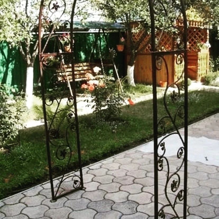 Кована арка для двору та саду