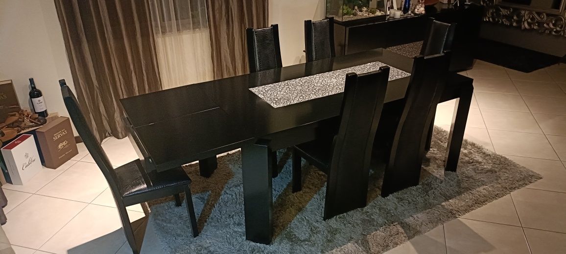Mobília de sala de jantar ( Mesa, Cadeiras e Aparador)