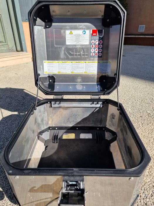 Top case Givi Trekker 42 + base M9A monokey