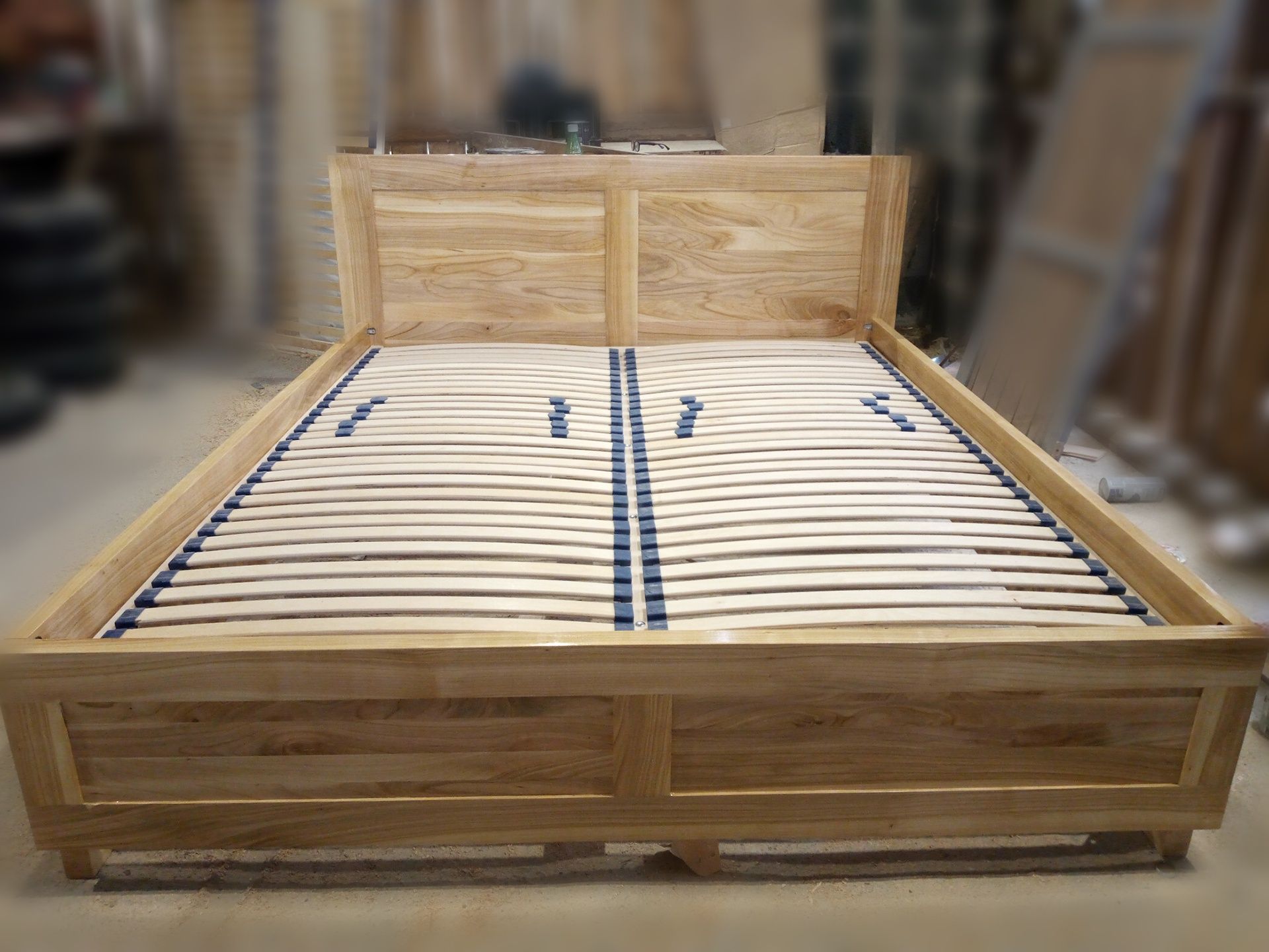 Łóżko z litego drewna tapicerowane