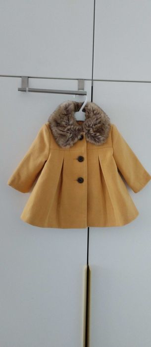 Płaszczyk dla dziewczynki musztardowy z futerkiem 62/68 F&F
