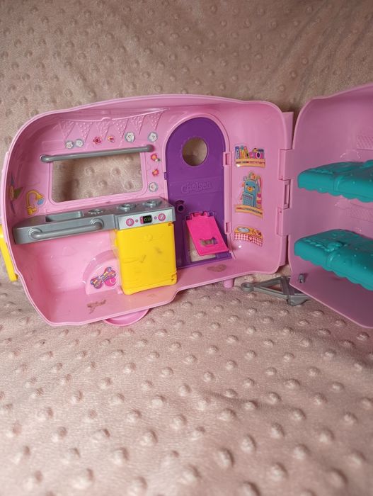 Różowa przyczepa kempingowa dla lalek