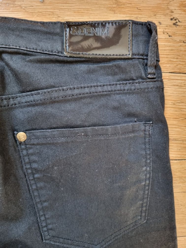 Czarne woskowane rurki H&M