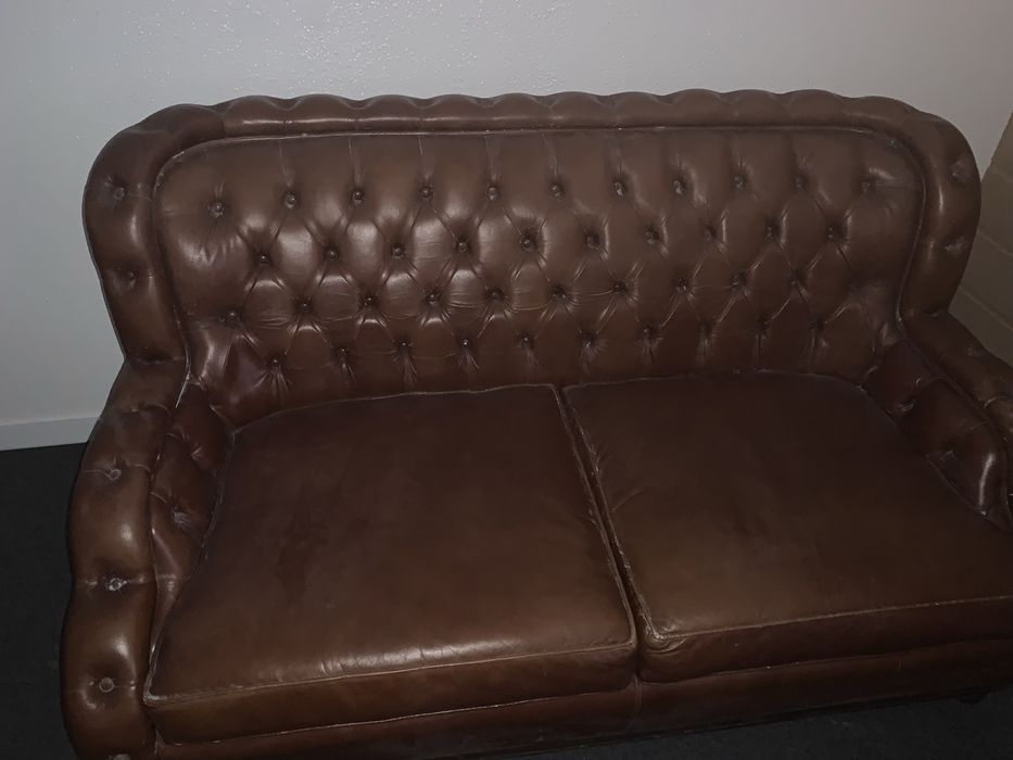 Sofa vintage em pele dois lugares - elegância com história!