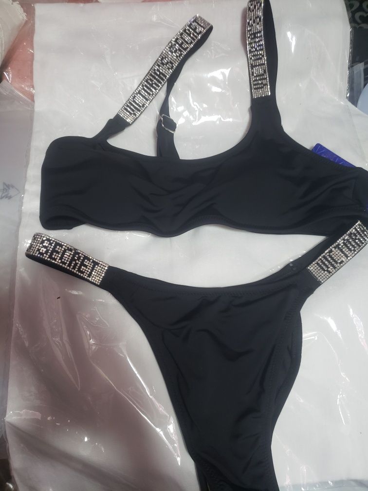 Купальники Victoria's Secret є анжеліка ,є з чашками і є топіком чорні