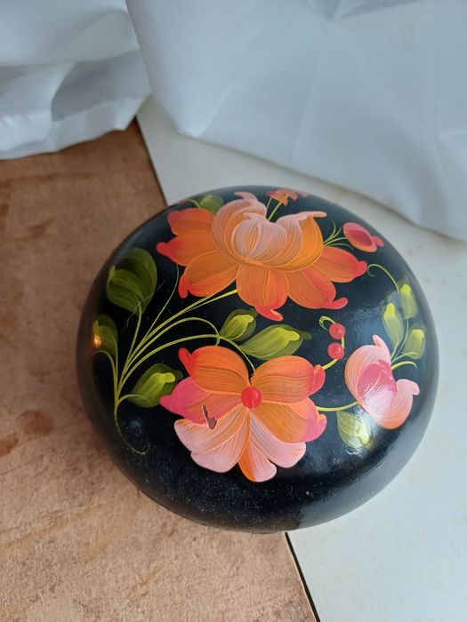 Ozdobne puzderko szkatułka pojemnik vintage puzdro czarne