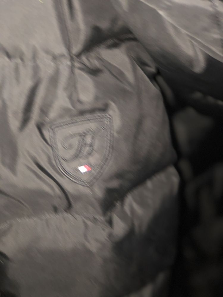 Tommy-Hilfiger czarna kurtka puchowa rozm M