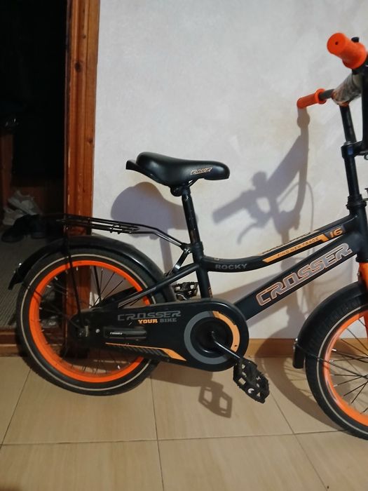 Велосипед дитячий помаранчево-чорного кольору 16 дюймів на 4-7 років