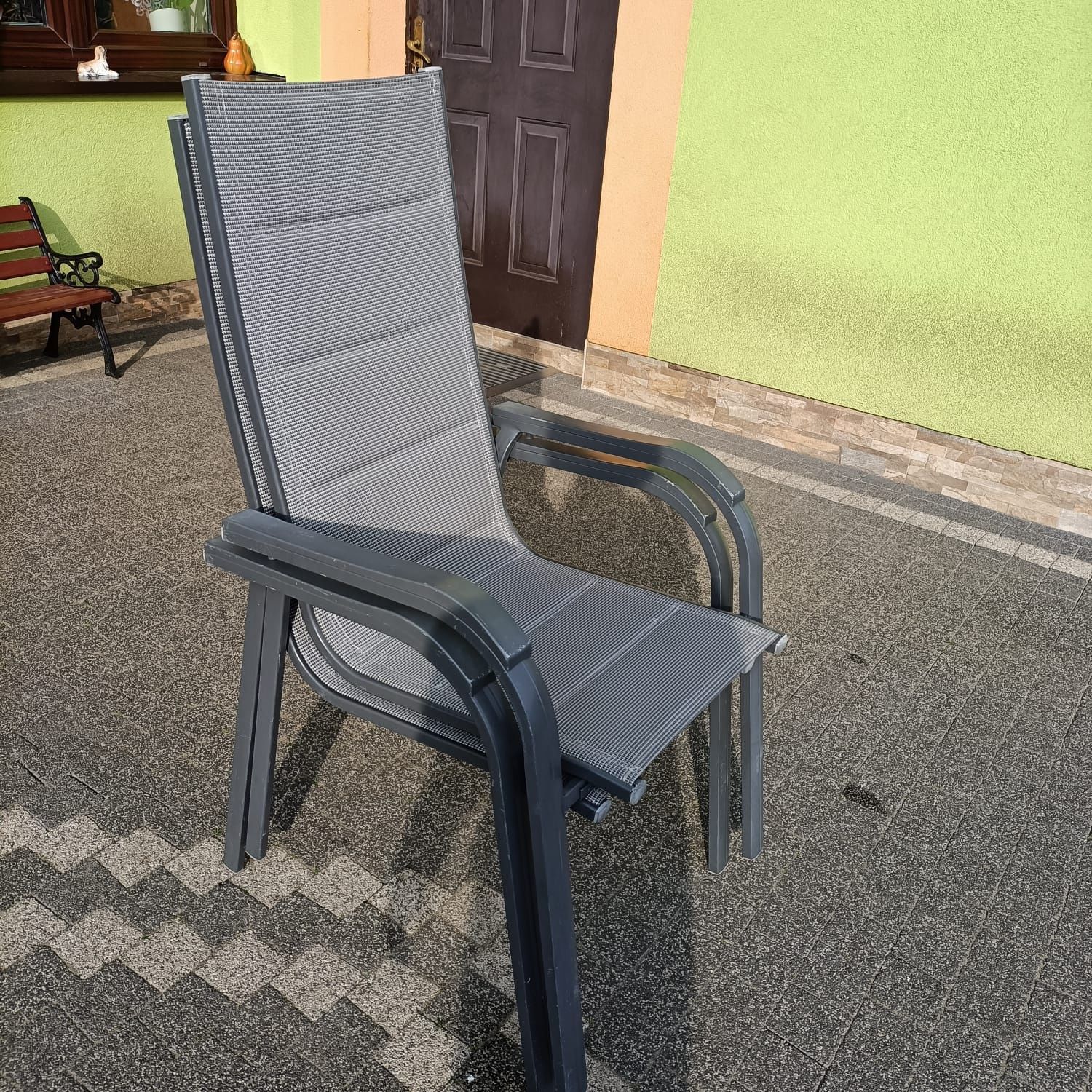 Krzesła na aluminiowym stelażu