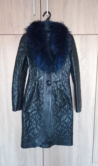 Стьобане шкіряне пальто з синім хутром