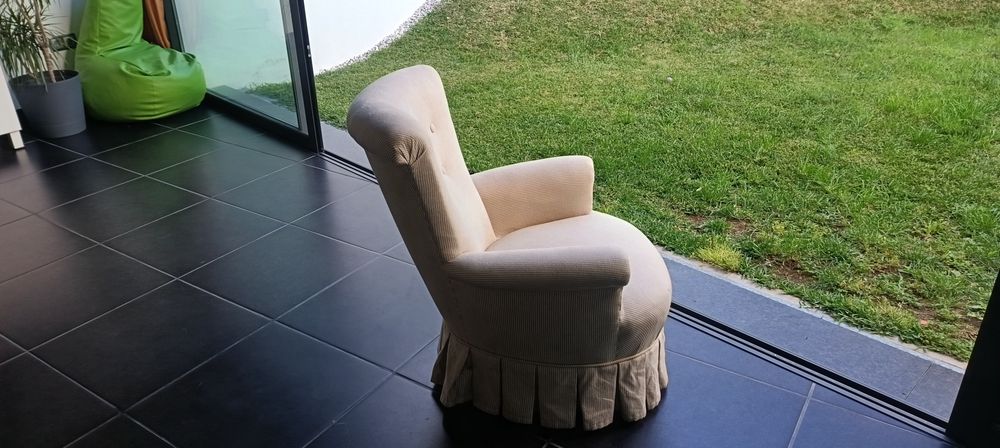 Poltrona bege pouco usada. Excelente estado
Senhorinha.
Ver fotos