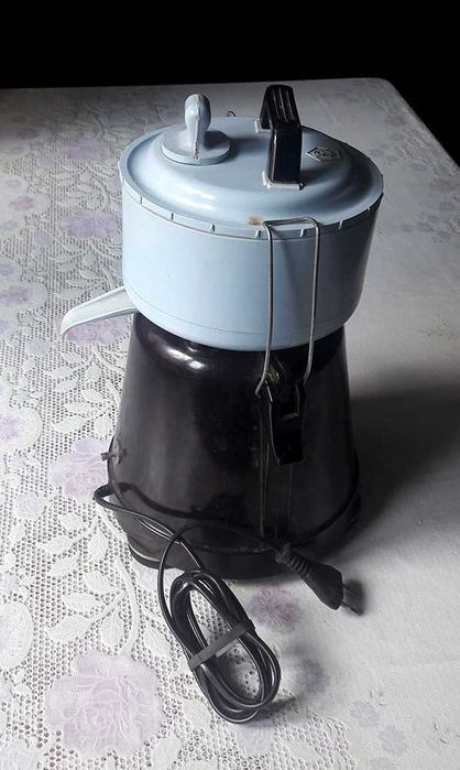 Соковыжималка антикварная, СССР, требует ремонта.