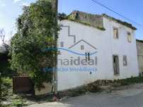 Moradia com dois pisos, casa de R/c e terreno, localizados em Penuz...