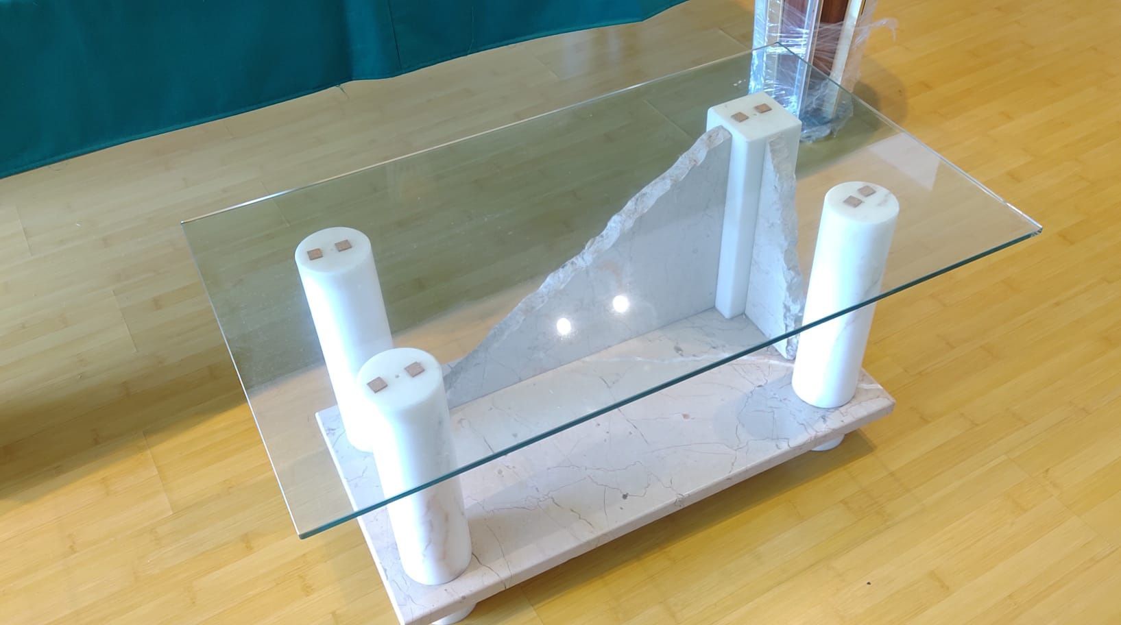Mesa em mármore com tampo em vidro