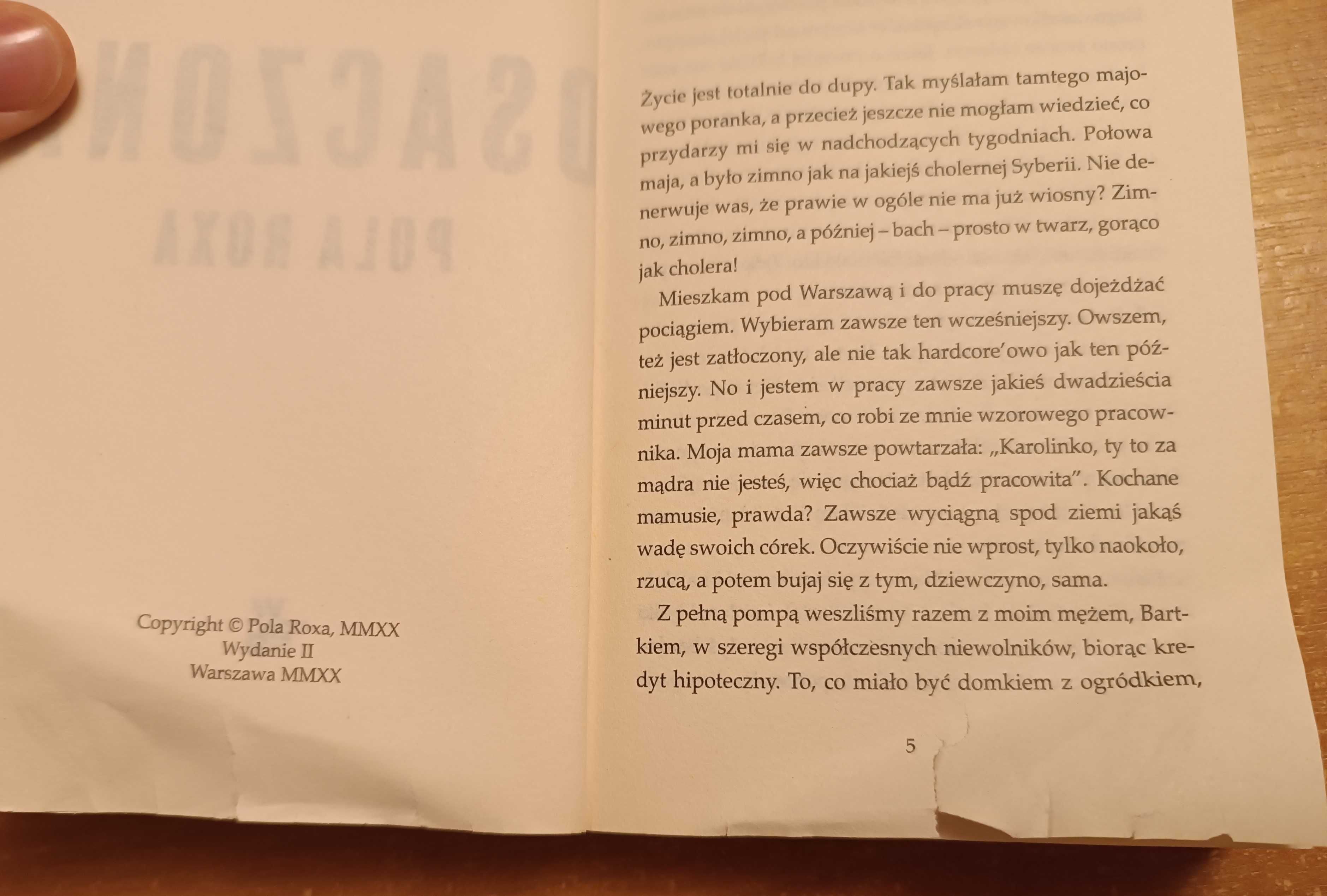 Książka "Osaczona" Pola Roxa (uszkodzona)