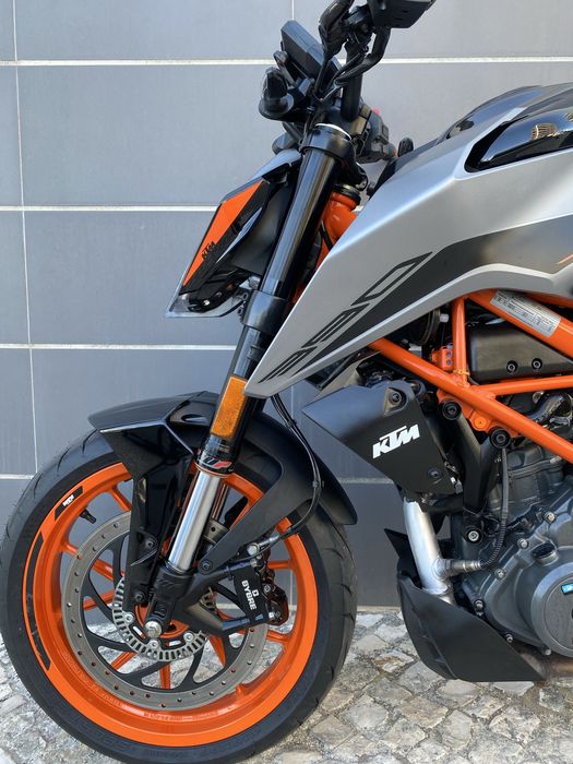 KTM Duke 390.