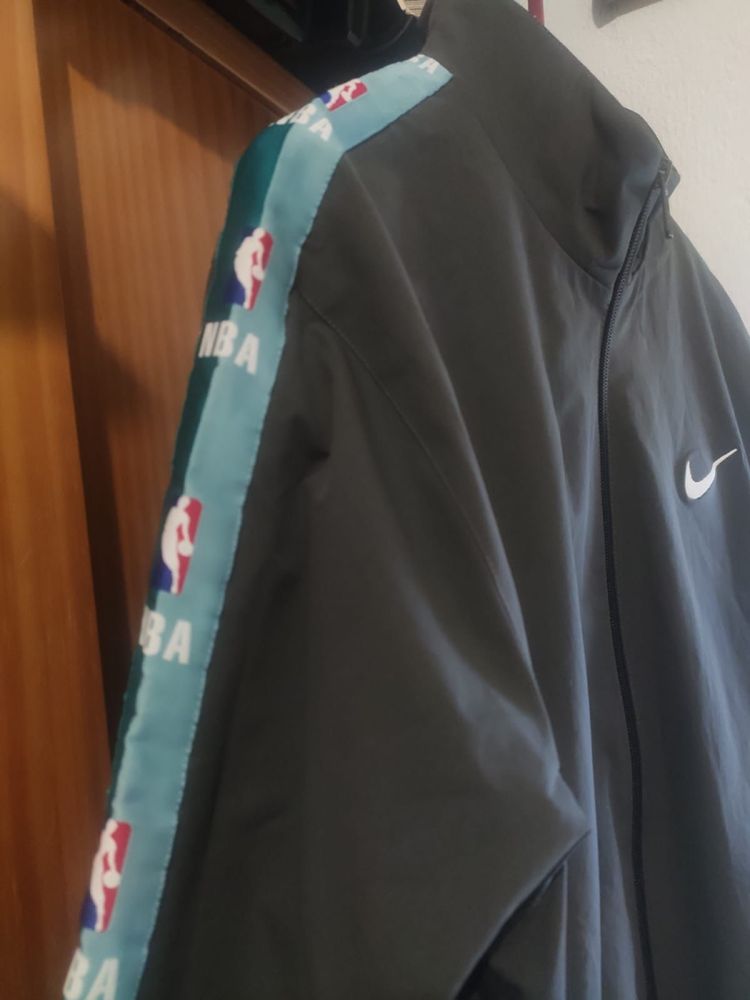 Vende se casaco Nike , ideal para Primavera