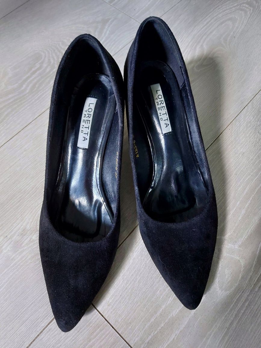 Классические чёрные замшевые туфли-лодочки на среднем каблуке