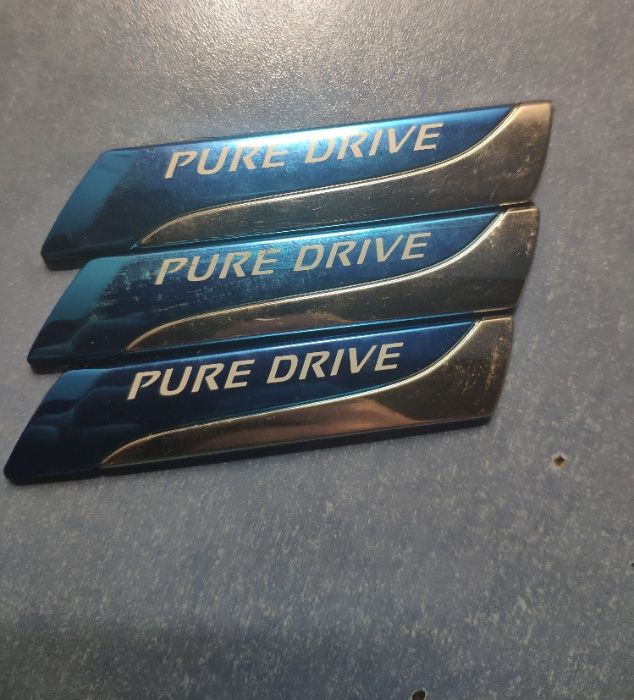 Автомобильные оригинал шильдики на Nissan Pure Drive