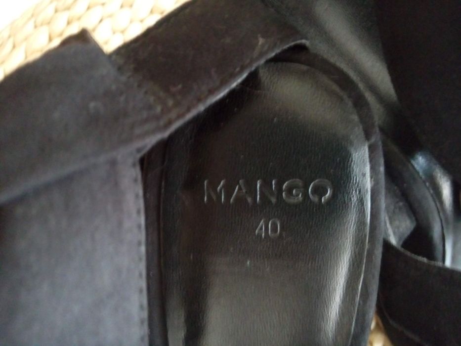 Sandálias pretas plataforma MANGO (40)