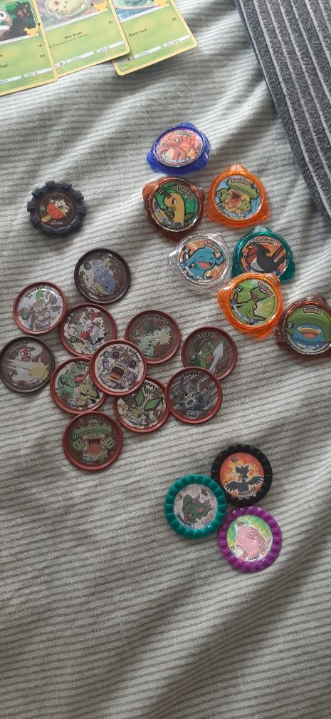 Conjunto de tazos Pokémon e bonecos de Pokémon variados, unova