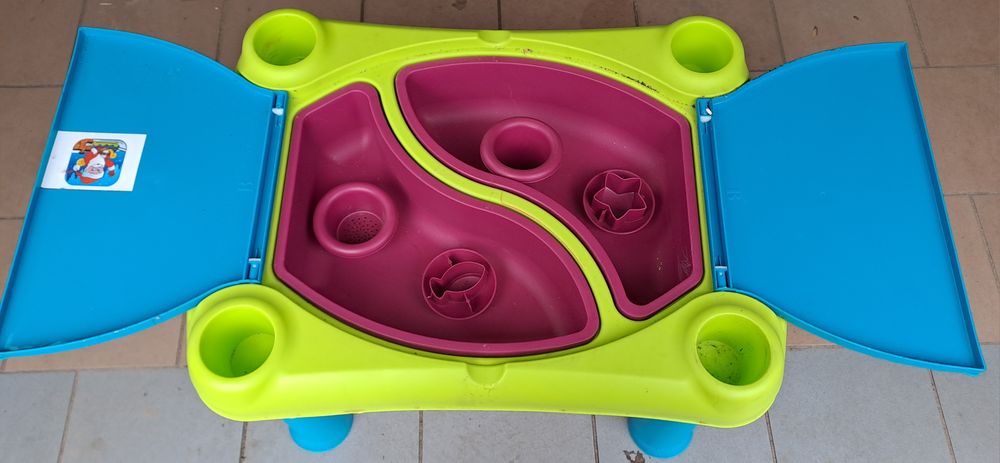 Plastikowy stolik dziecięcy