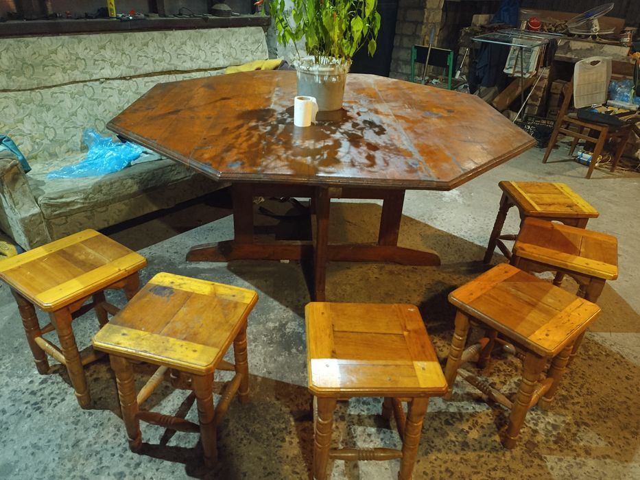 Стол и стулья деревянные