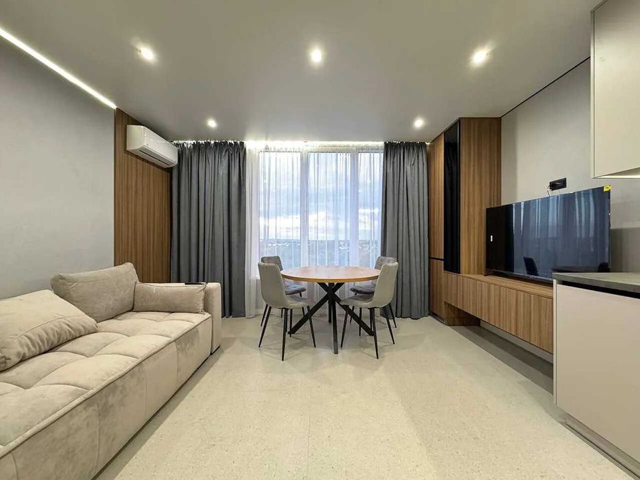 Шикарна двійка з кухнею-студією поблизу центру