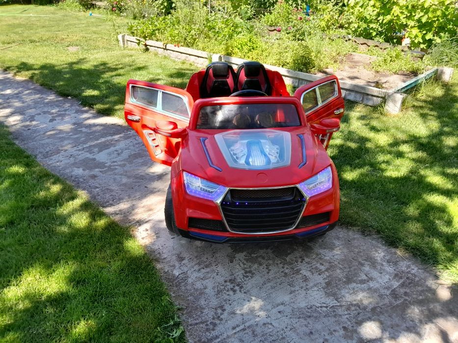 Машинка Ауди в очень хорошем состоянии