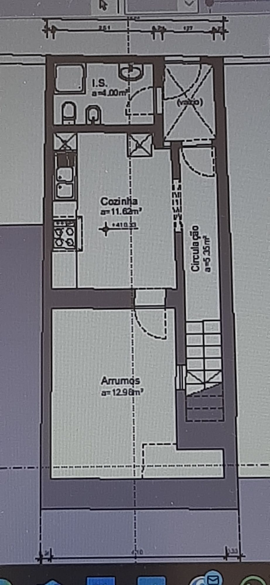 Moradia em banda T2, com terraço.