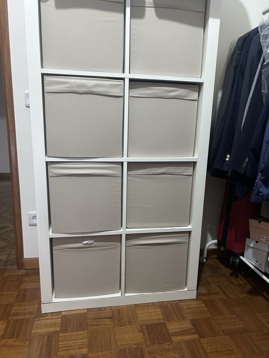 Estante de cubos com cestos