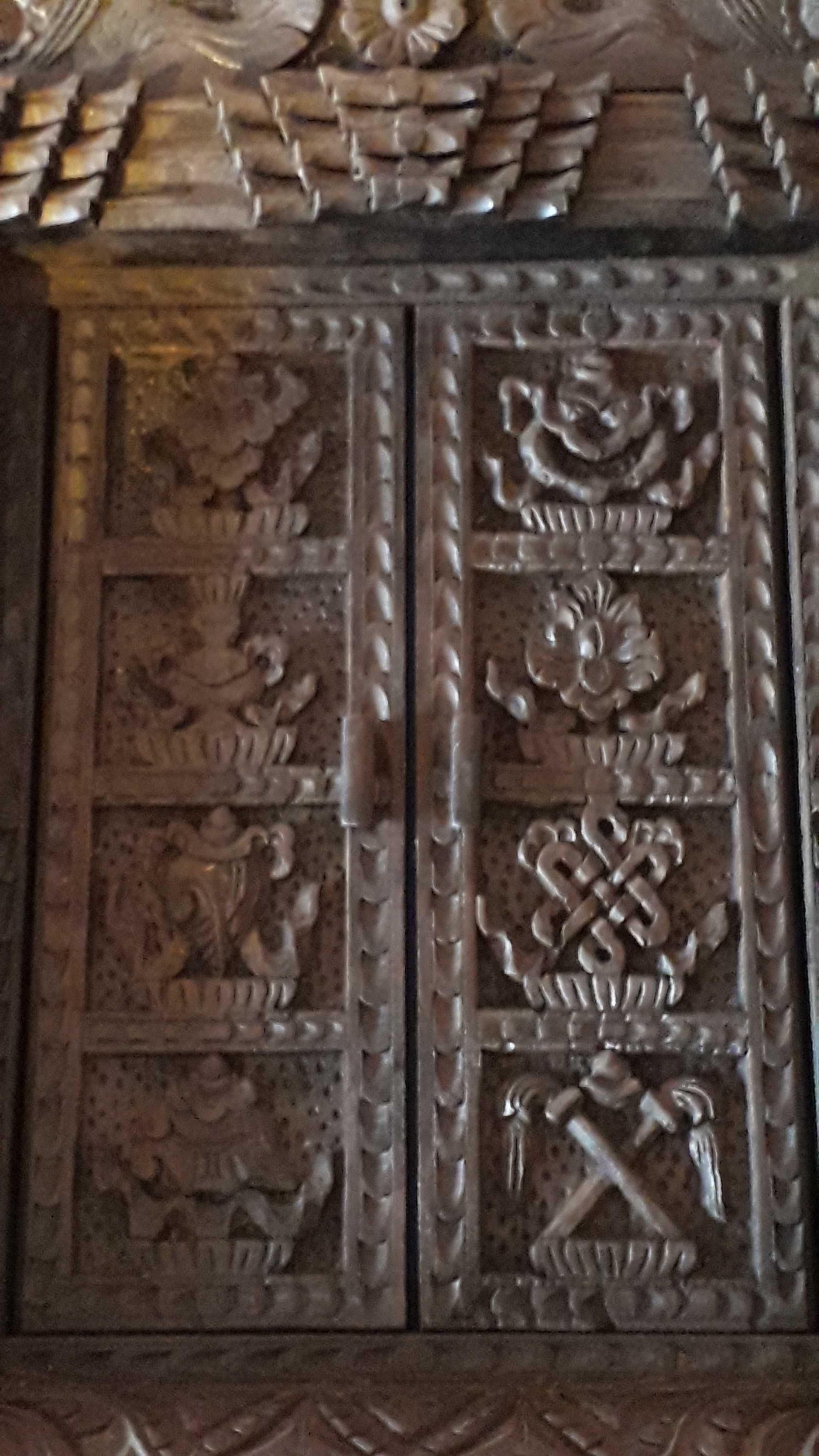 Tradycyjne drewniane ręcznie rzeźbione drzwi dekoraczjne Newari