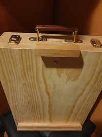 Drewniana walizka na przybory malarskie z  regulowaną sztalugą.