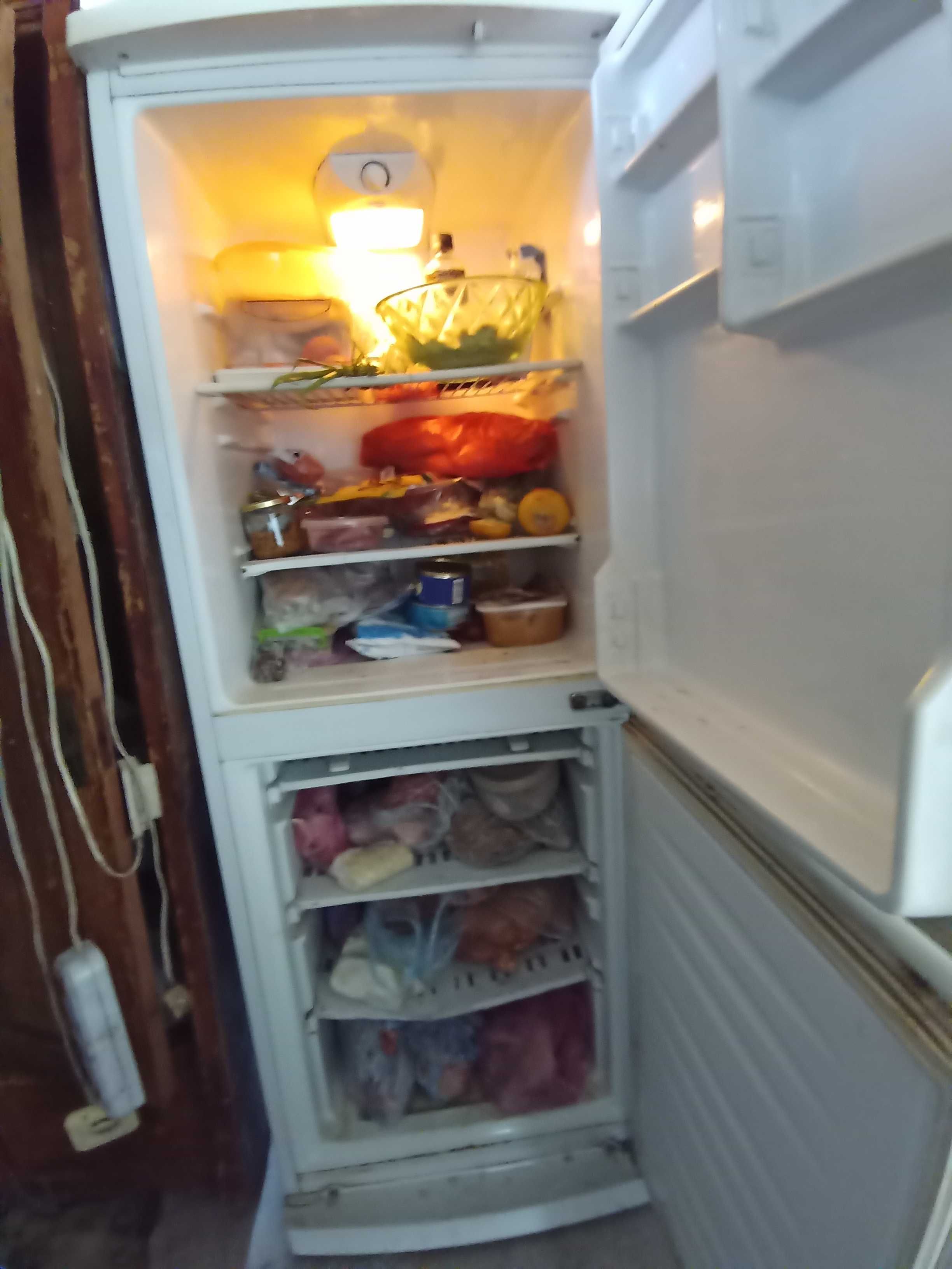 Холодильник б/у.        .