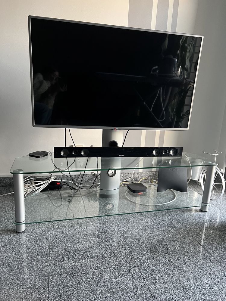 Movel de tv em vidro com suporte encorpado para tv