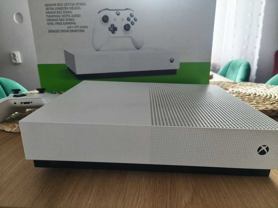 Xbox one s 1tb all digital idealna pad plomba