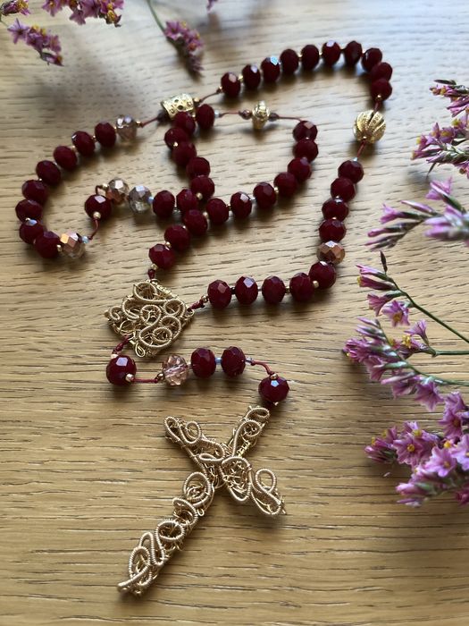 Piękny bordowy różaniec